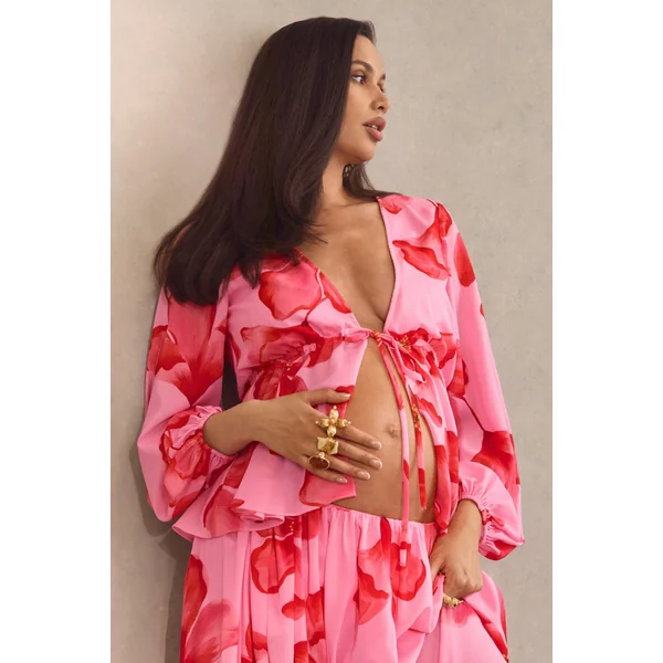 Asella | Top de maternité rose en chiffon à imprimé floral avec décolleté plongeant et lien à nouer sur le devant