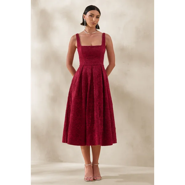 Ashmara | Robe mi-longue en dentelle bordeaux à encolure carrée