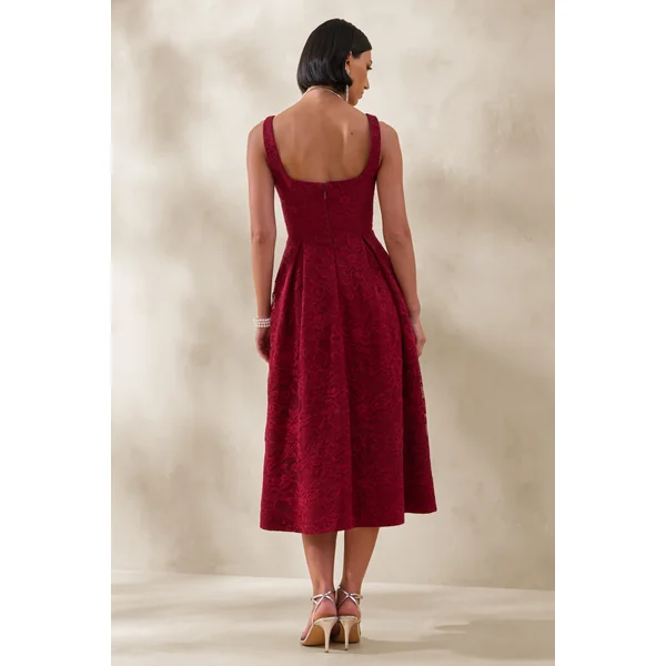 Ashmara | Robe mi-longue en dentelle bordeaux à encolure carrée