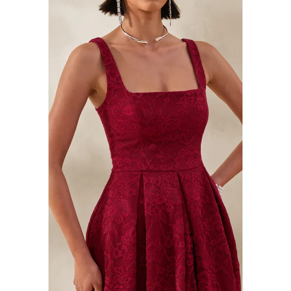 Ashmara | Robe mi-longue en dentelle bordeaux à encolure carrée