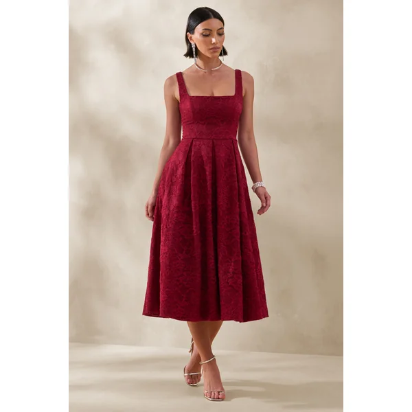 Ashmara | Robe mi-longue en dentelle bordeaux à encolure carrée