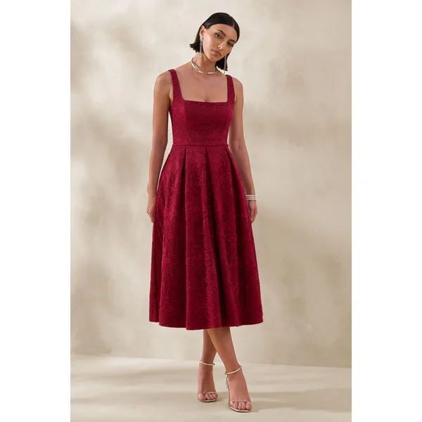 Ashmara | Robe mi-longue en dentelle bordeaux à encolure carrée