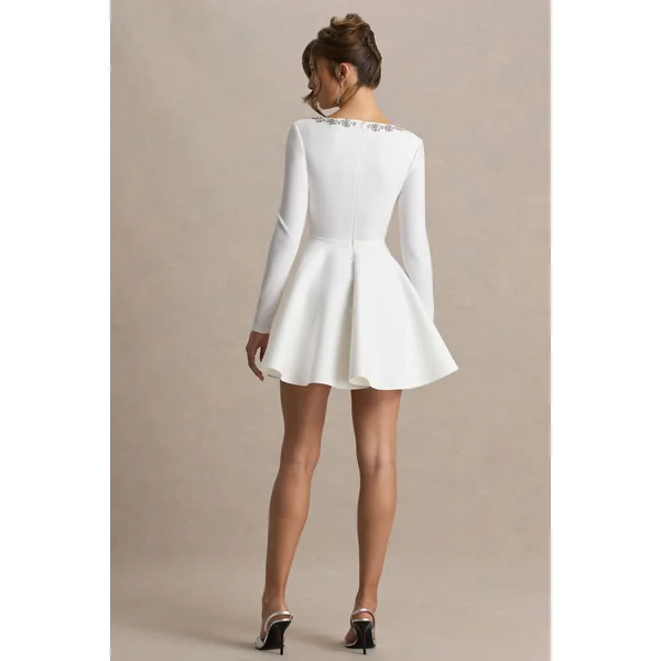 Astonish | Mini-robe blanche à manches longues ornée avec jupe volumineuse