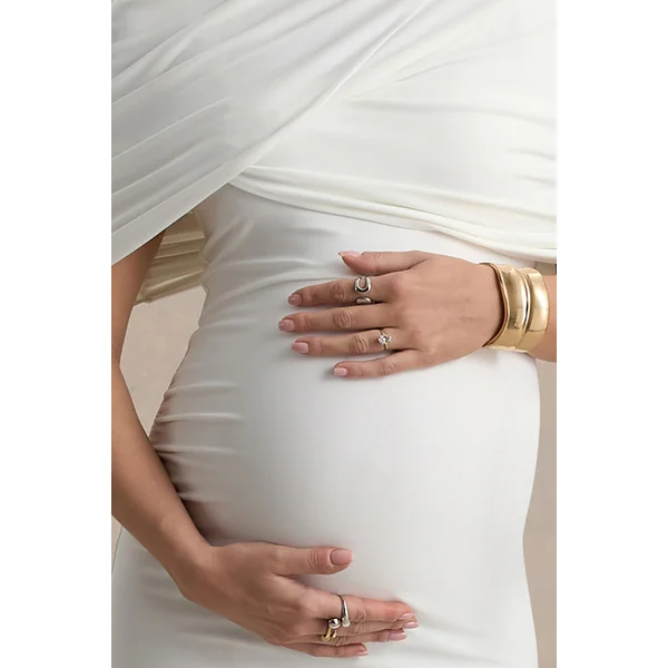 Augustina | Robe mi-longue de maternité blanche avec cape en mesh