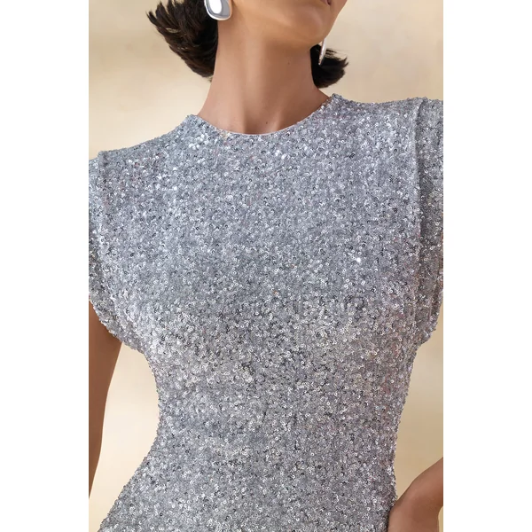 Aurah | Robe longue en sequins argentée à col rond et manches courtes