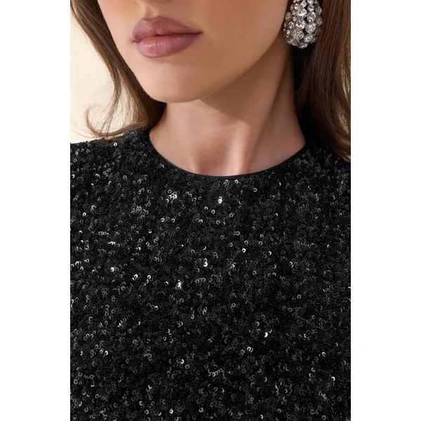 Aurah | Robe longue en sequins noire à col rond et manches courtes