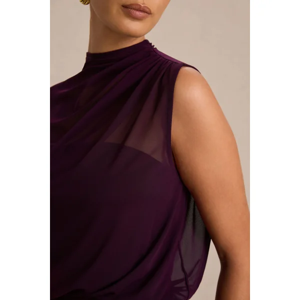 Aurelia | Robe longue prune foncée à col montant avec drapé et manche cape unique