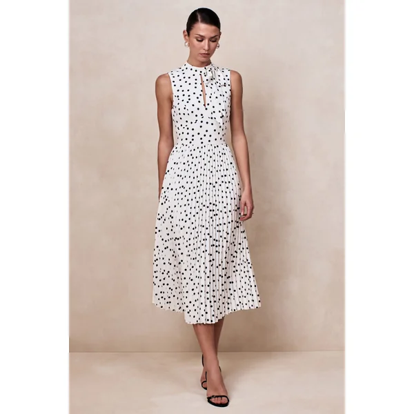 Avalon | Robe mi-longue à pois blancs à encolure écharpe avec jupe plissée
