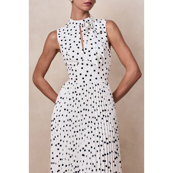 Avalon | Robe mi-longue à pois blancs à encolure écharpe avec jupe plissée