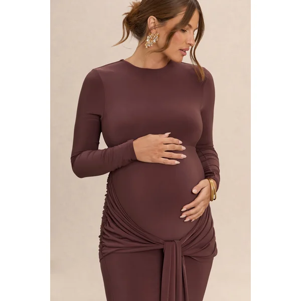 Aveny | Robe longue marron à col ras-du-cou avec détails froncés et ceinture