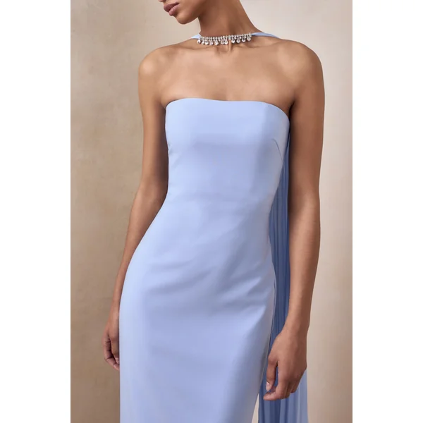 Avery | Robe longue bleu poudré à encolure bandeau avec écharpe ornée