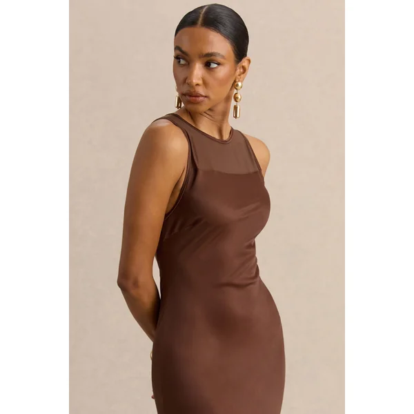 Avessia | Robe longue marron en satin avec col rond et détails en tissu transparent