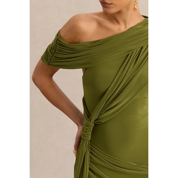 Avialee | Robe longue verte à encolure asymétrique avec détails froncés et écharpe