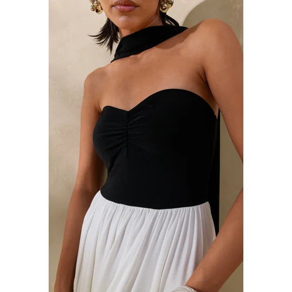 Beamora | Robe longue bandeau noire et blanche avec cape