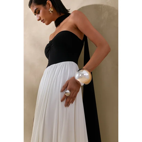 Beamora | Robe longue bandeau noire et blanche avec cape