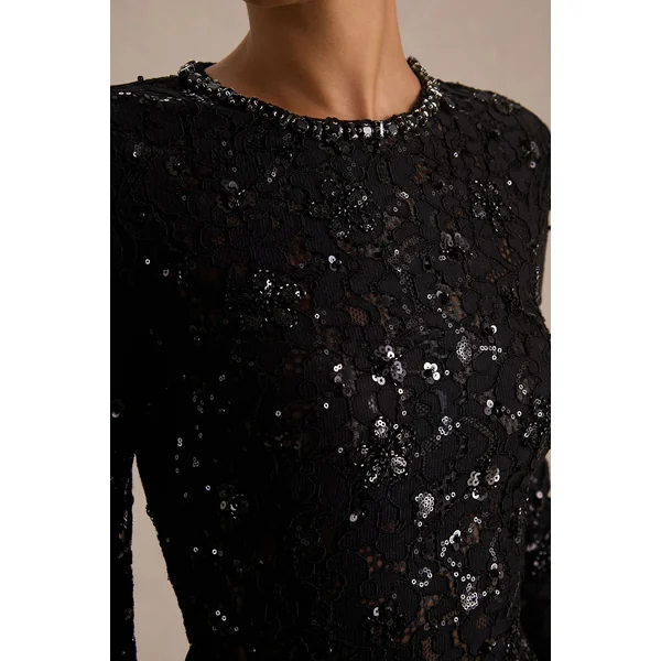 Beau | Robe longue noire en dentelle à encolure haute avec détail drapé