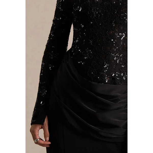 Beau | Robe longue noire en dentelle à encolure haute avec détail drapé