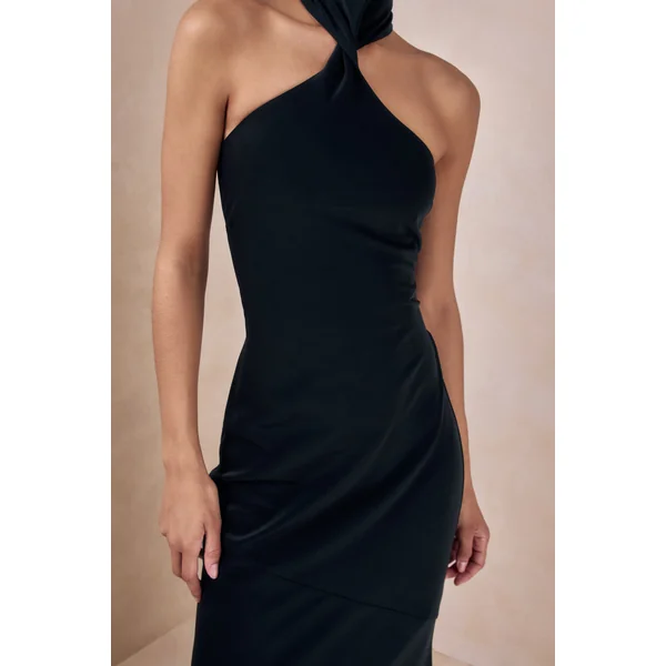 Bellora | Robe longue noire en satin à encolure dos nu et détail écharpe