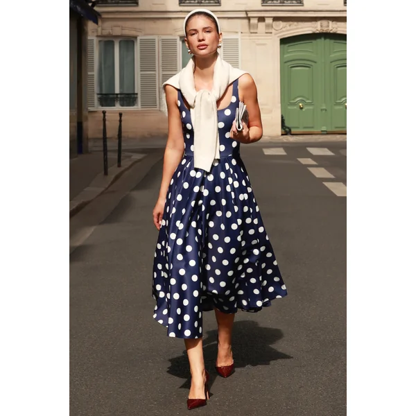 Berta | Robe mi-longue bleu marine à pois blancs et encolure carrée