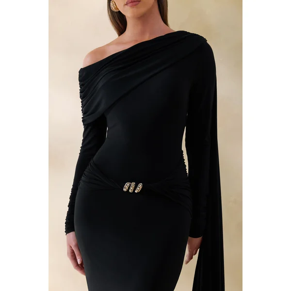 Bessy | Robe longue noire à encolure asymétrique avec détails froncés et écharpe