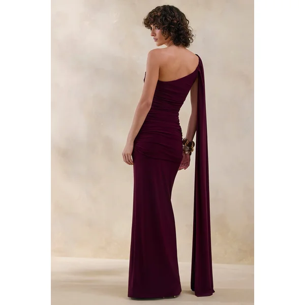 Bettine | Robe longue bordeaux à encolure asymétrique avec manche cape