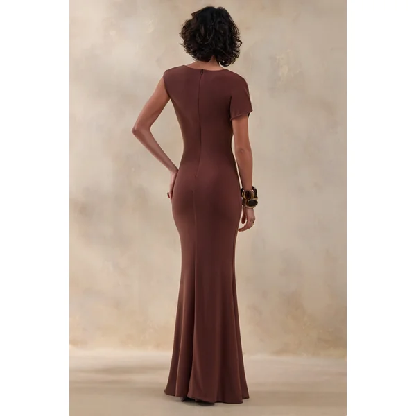Blaire | Robe longue marron à encolure asymétrique avec détail doré