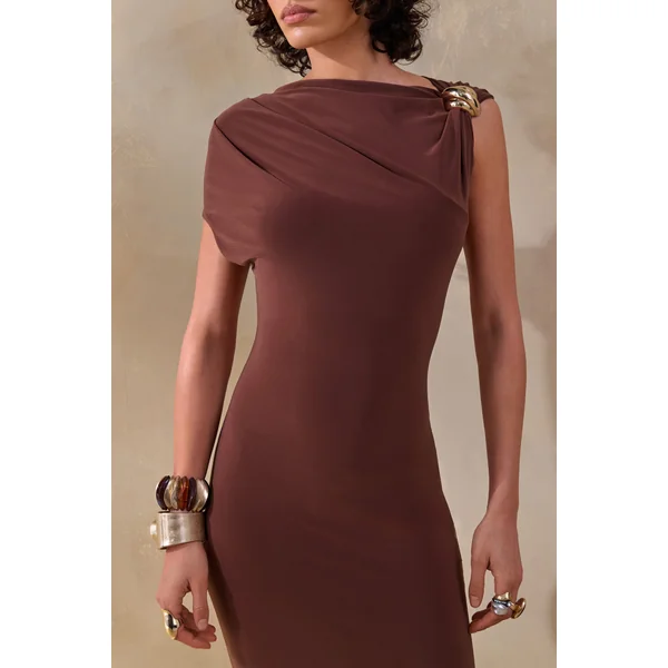 Blaire | Robe longue marron à encolure asymétrique avec détail doré