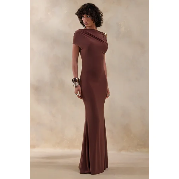 Blaire | Robe longue marron à encolure asymétrique avec détail doré