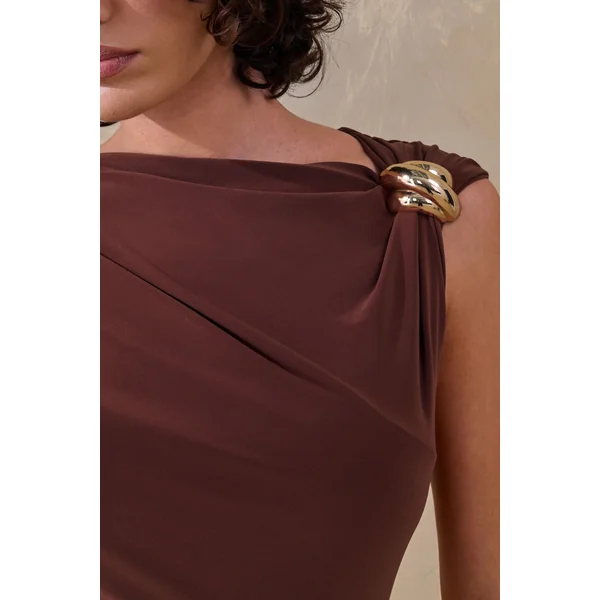 Blaire | Robe longue marron à encolure asymétrique avec détail doré