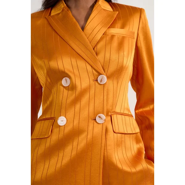Blazer de smoking surdimensionné taillé sur mesure en satin premium à fines rayures