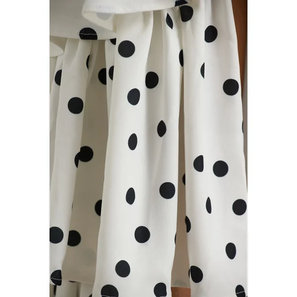 Bogota | Robe longue à pois avec décolleté plongeant volants et fente haute frontale