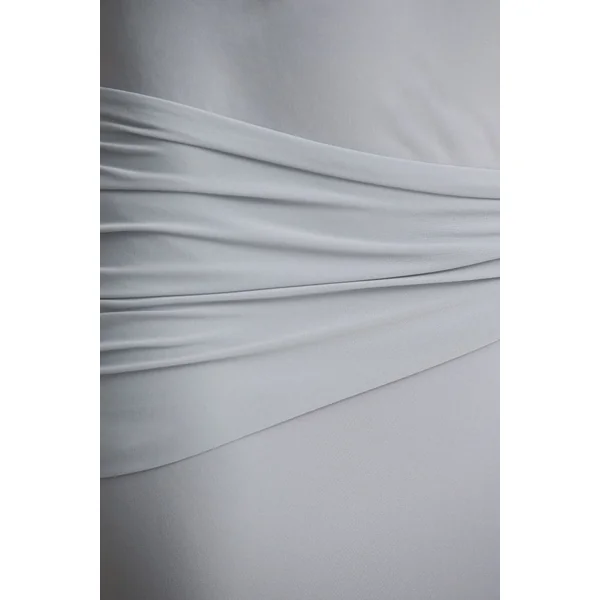 Bonnie | Robe longue bleu clair à encolure asymétrique et détails froncés