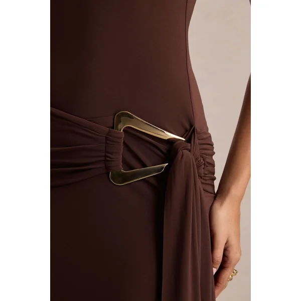 Bonnie | Robe longue brune à encolure asymétrique avec détails froncés