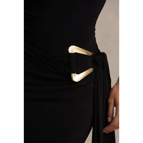 Bonnie | Robe longue noire à encolure asymétrique avec détails froncés