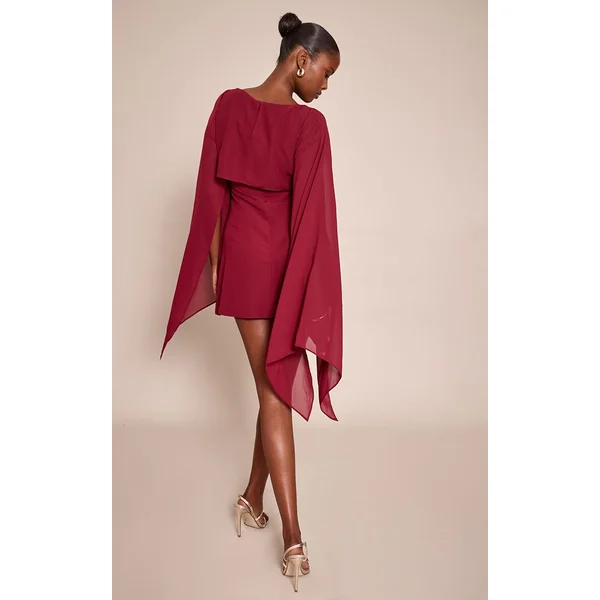 Bordeaux Robe Courte À Détail Cape