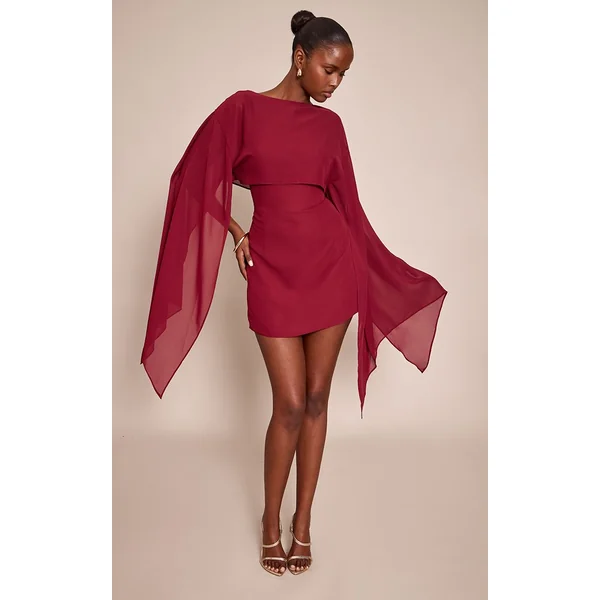 Bordeaux Robe Courte À Détail Cape