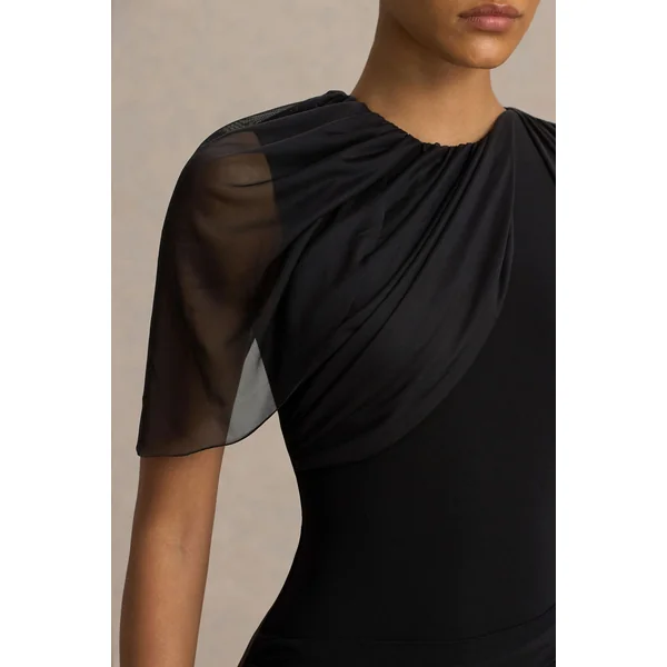 Brenda | Robe longue en maille noire avec manche cape et ceinture