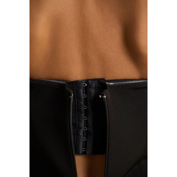 Briella | Robe mi-longue noire à encolure bandeau avec détails de boutons dorés
