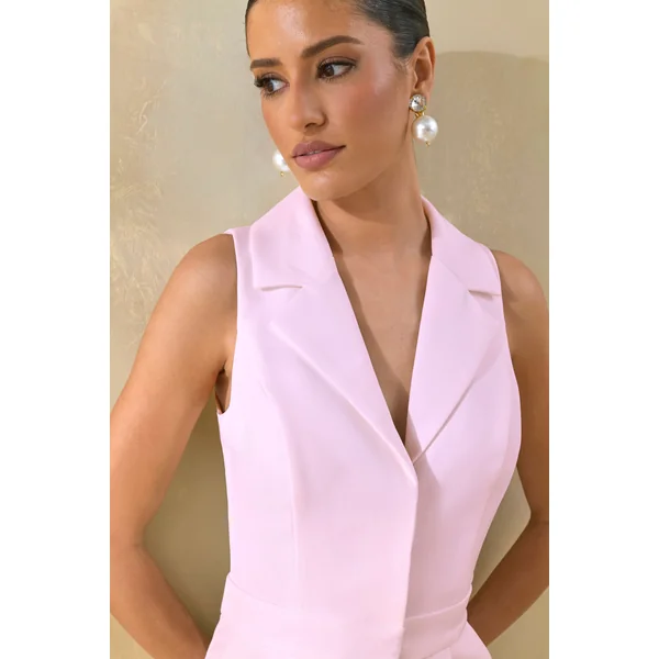Brillora | Combinaison ajustée à décolleté plongeant en rose clair