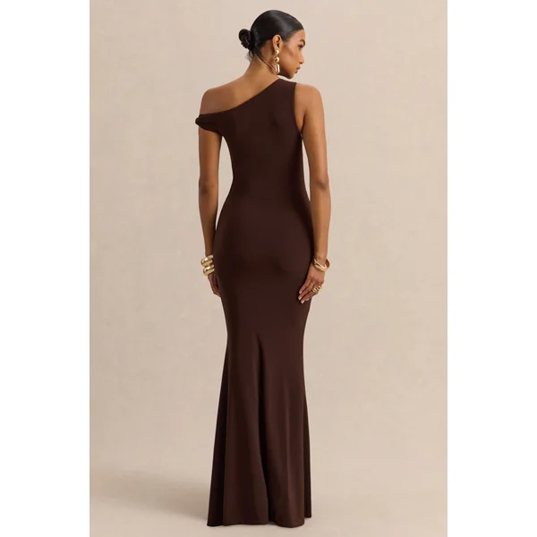 Caelia | Robe longue marron à encolure asymétrique avec détails dorés et ceinture