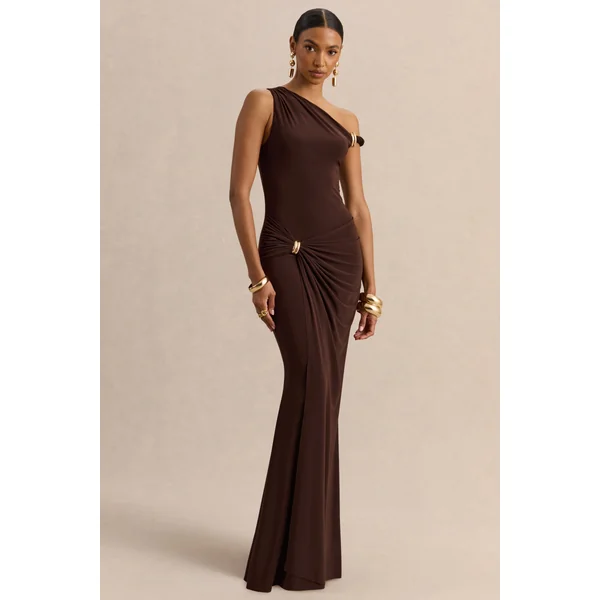 Caelia | Robe longue marron à encolure asymétrique avec détails dorés et ceinture