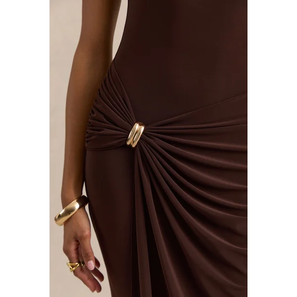 Caelia | Robe longue marron à encolure asymétrique avec détails dorés et ceinture