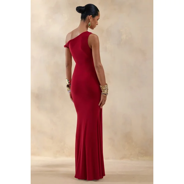 Caelia | Robe longue rouge à encolure asymétrique avec détails dorés et écharpe