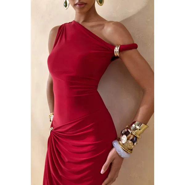 Caelia | Robe longue rouge à encolure asymétrique avec détails dorés et écharpe