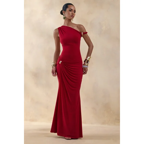 Caelia | Robe longue rouge à encolure asymétrique avec détails dorés et écharpe