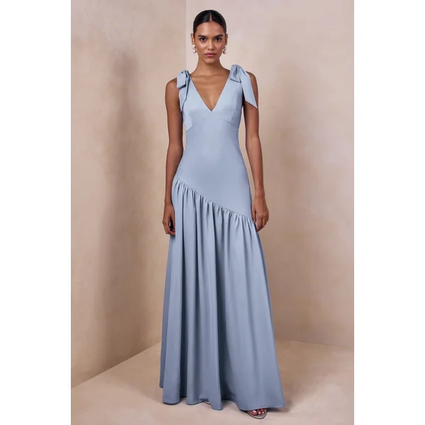 Cala | Robe longue en satin bleu poudré à décolleté plongeant avec manches à nœuds