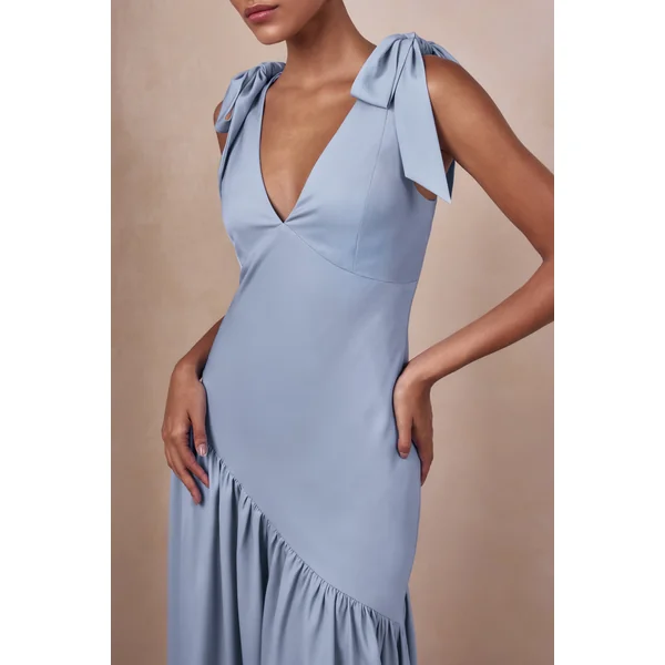 Cala | Robe longue en satin bleu poudré à décolleté plongeant avec manches à nœuds