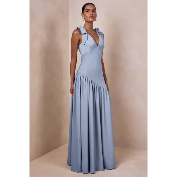 Cala | Robe longue en satin bleu poudré à décolleté plongeant avec manches à nœuds