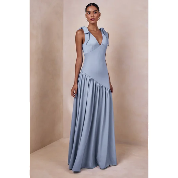 Cala | Robe longue en satin bleu poudré à décolleté plongeant avec manches à nœuds
