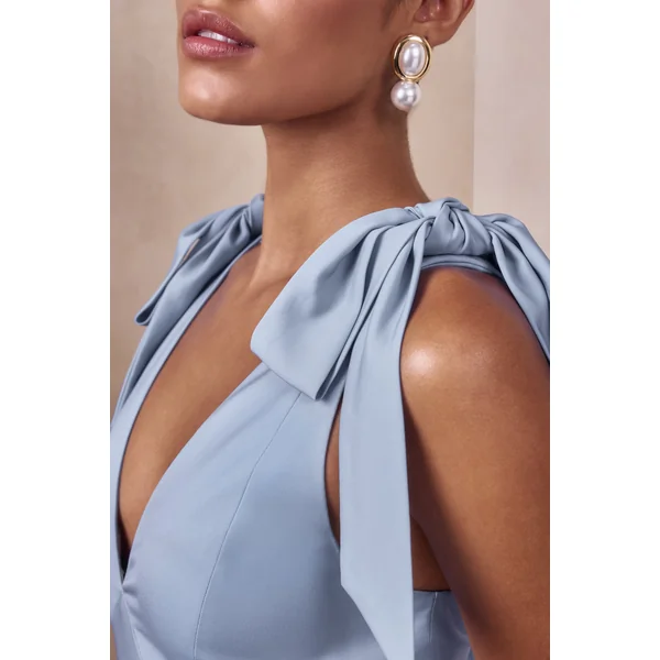 Cala | Robe longue en satin bleu poudré à décolleté plongeant avec manches à nœuds